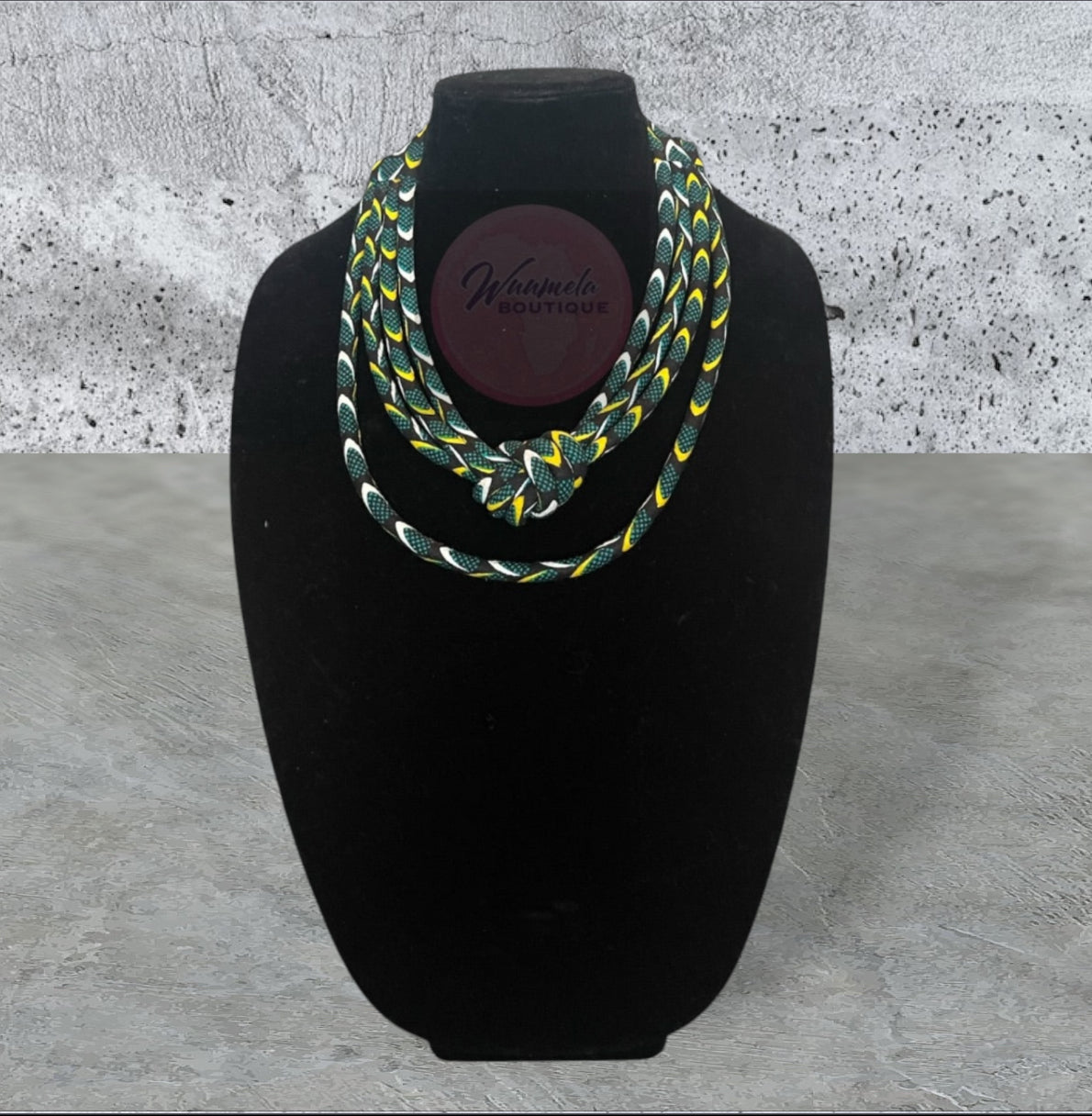 Tissu imprimé en cire africaine
 Collier Noeud